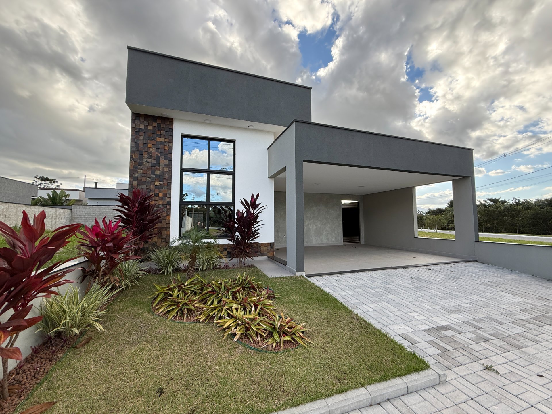 Casa com 3 dormitórios à venda, 160 m² por R$ 960.000,00 - Condomínio Colinas do Sol - Tremembé/SP